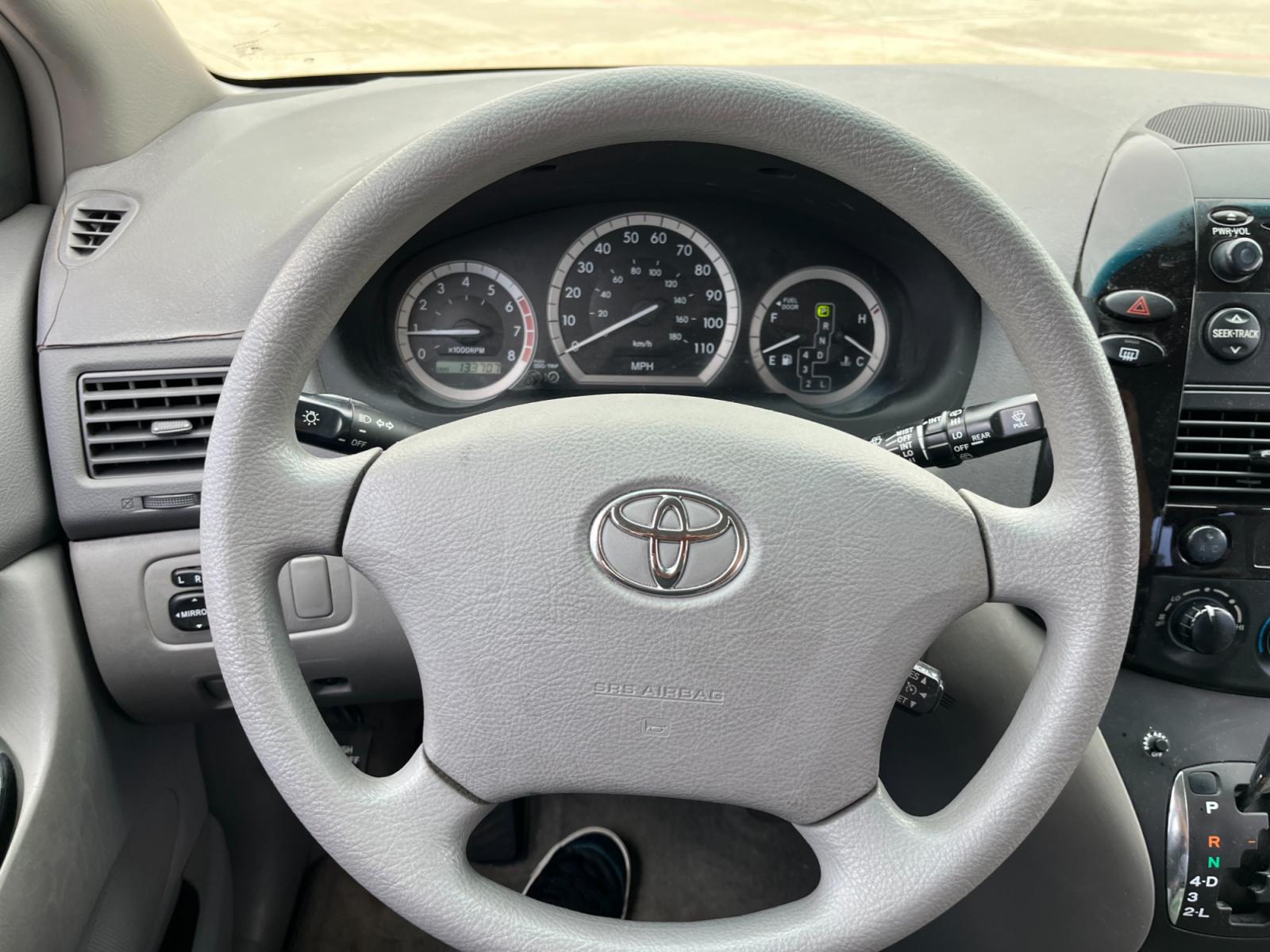 2005 SILVER /gray Toyota Sienna LE - 7 Passenger Seating (5TDZA23C75S) with an 3.3L V6 DOHC 24V engine, 5-Speed Automatic Overdrive transmission, located at 14700 Tomball Parkway 249, Houston, TX, 77086, (281) 444-2200, 29.928619, -95.504074 - Photo #17